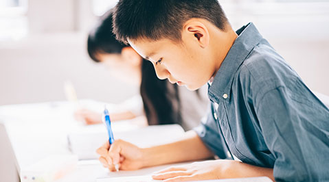 英検を受験する中学生