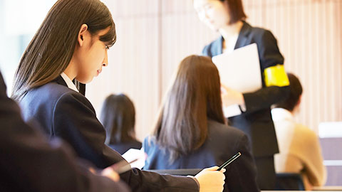 大学入学試験を受験する高校生